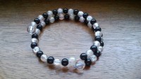 Bracelet avec perles de fantaisies noires et blanches